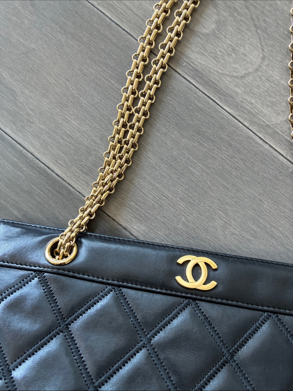 Vintage CHANEL Black Quilted Leather CC Chain Tote Gold Hardware - Picture 4 of 12